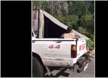 Tráiler choca en Chetumal; gente roba mercancía e ignora cadáveres de tripulantes