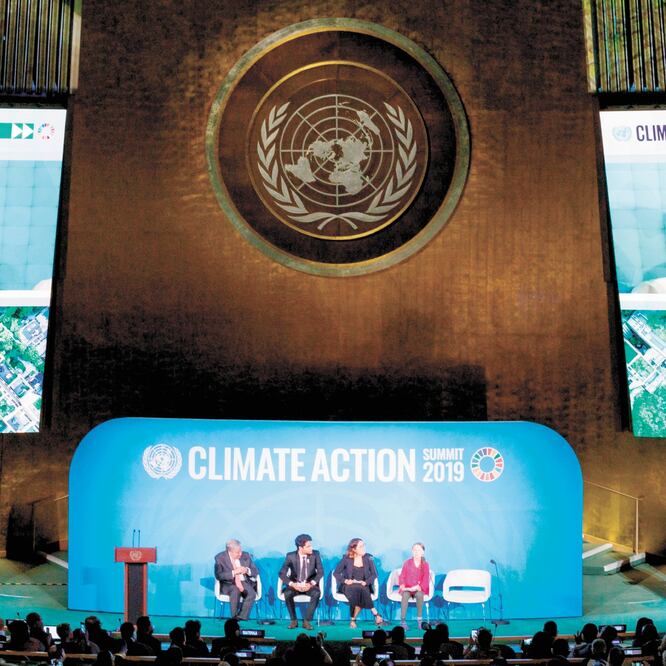 La activista sueca Greta Thunberg durante su intervención, ayer, ante líderes mundiales en la cumbre climática realizada en la sede de la ONU en Nueva York. EFE