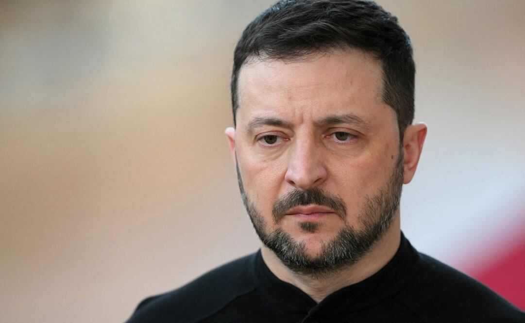 El presidente de Ucrania, Volodímir Zelenski, observa su llegada al Consejo Europeo Extraordinario para debatir el apoyo continuo a Ucrania y la defensa europea en la sede de la UE en Bruselas el 6 de marzo de 2025. Foto: AFP