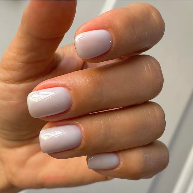 Las "milky nails" son ideales para un look discreto y elegante. Foto: Instagram @belas.ve