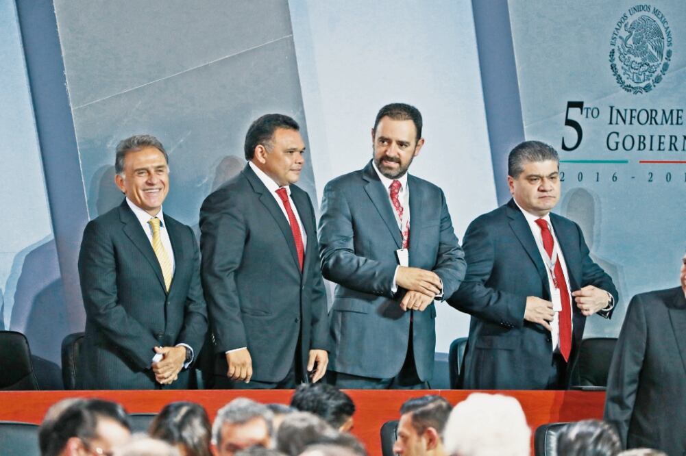Los gobernadores Miguel Ángel Yunes (Veracruz), Rodrigo Zapata (Yucatán), Alejandro Tello (Zacatecas) y Miguel Riquelme (Coahuila) en la ceremonia (LUIS CORTÉS. EL UNIVERSAL)