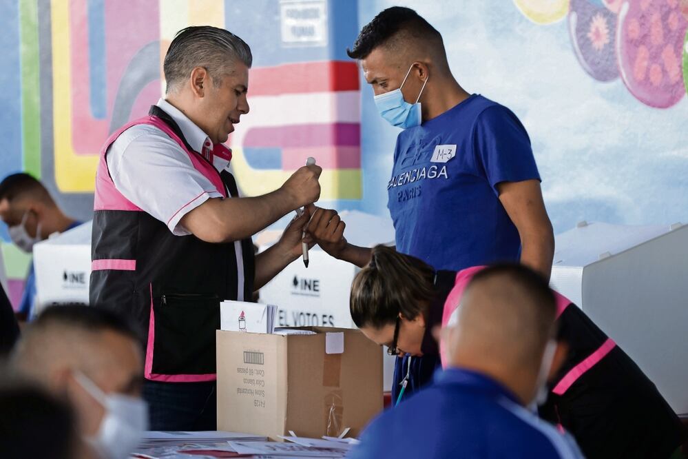 Personal del Instituto Nacional Electoral ingresó al Penal de Barrientos para captar el voto de los reclusos de este lugar. Foto Especial