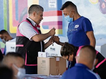 La prisión no les impide ejercer su derecho al voto
