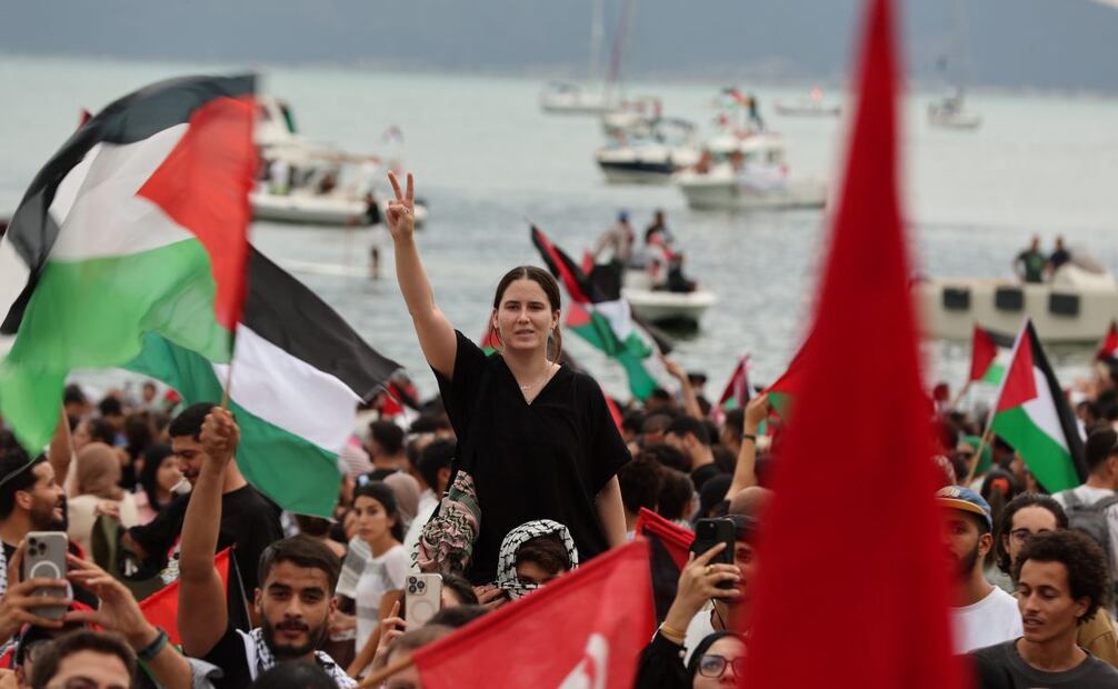 Manifestantes propalestinos asisten a una manifestación en apoyo a la Flotilla Global Sumud en el puerto de Sidi Bou Said, Túnez, el 10 de septiembre de 2025. Foto: EFE/Archivo