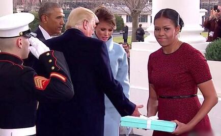 El incómodo y misterioso regalo de Melania Trump a Michelle Obama