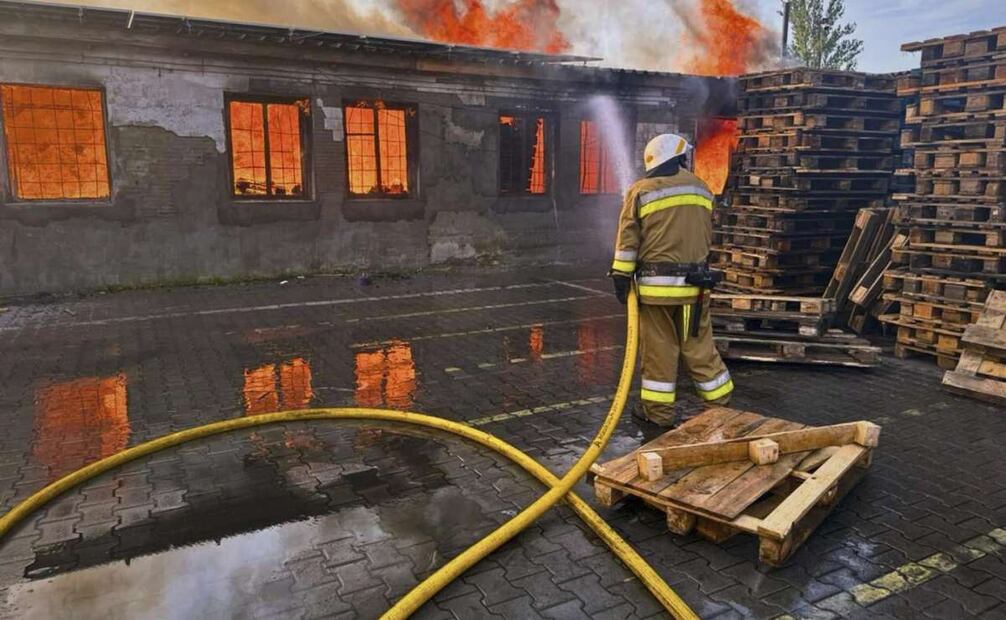 En esta imagen proporcionada por el Servicio Ucraniano de Emergencia, un bombero apaga el incendio tras un ataque ruso en la región de Kiev, Ucrania, el miércoles 9 de julio de 2025. Foto: AP