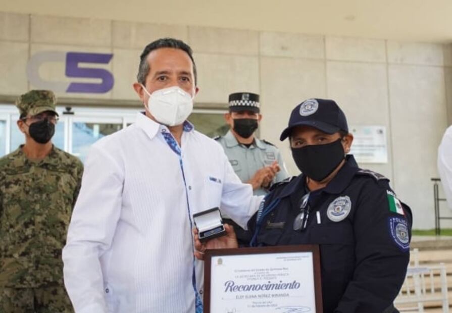 Carlos Joaquín condecora a 46 policías por acciones destacadas y años de servicio 