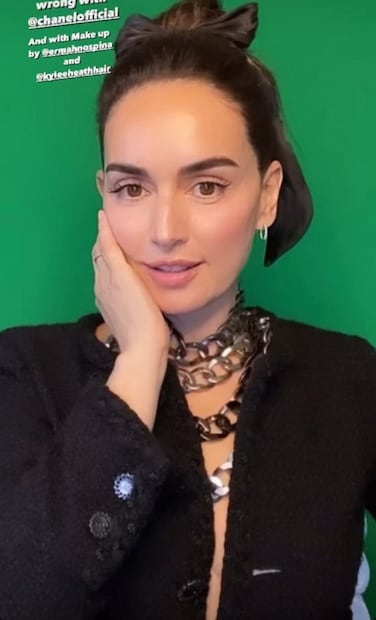 El impecable look de saco sin blusa de Ana de la Reguera
