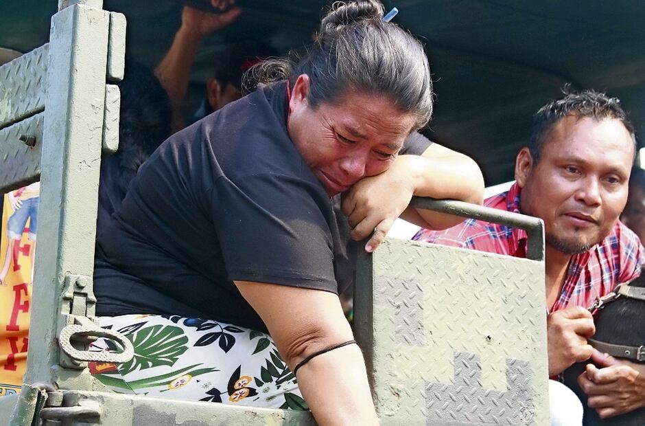 Reina Alicia y su esposo, Rolando, se despiden de sus hijas, antes de regresar a El Lajerío, Foto: Especial