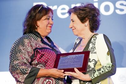 Esposa de Javier Valdez recibe premio póstumo
