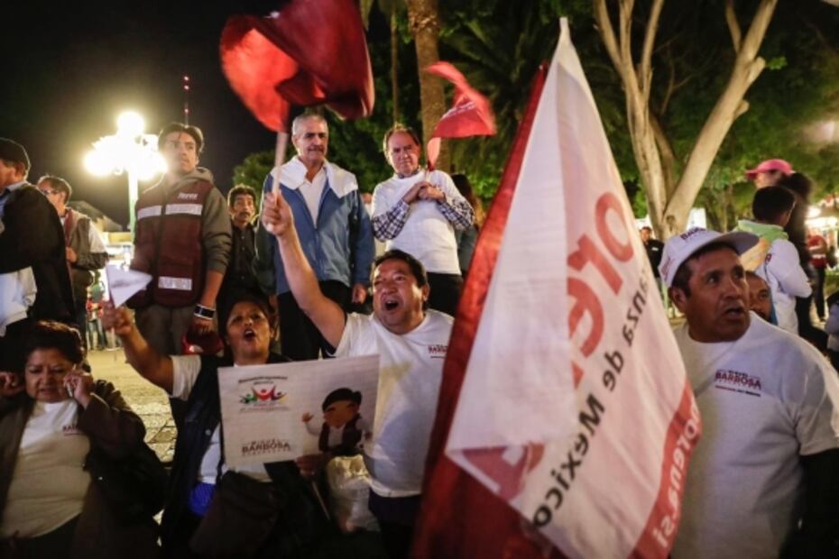 Al grito de "¡es un honor, Barbosa gobernador!", festejan morenistas en Puebla