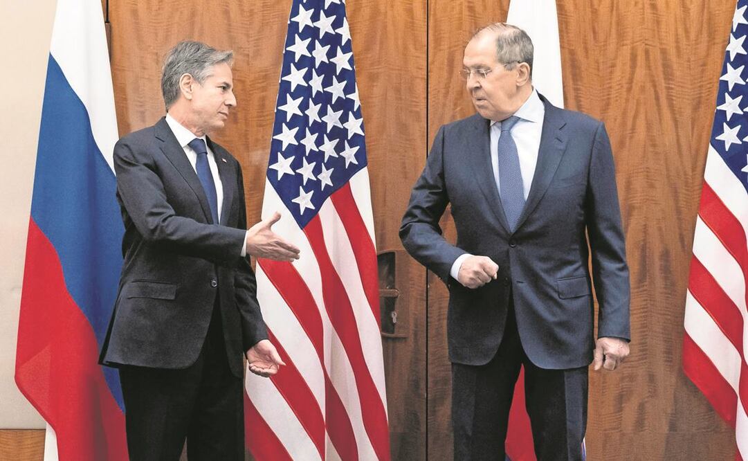El secretario estadounidense de Estado, Antony Blinken (izq.), con el ministro de Relaciones Exteriores de Rusia, Serguéi Lavrov, en Ginebra. Foto: Alex Brandon/ AFP.