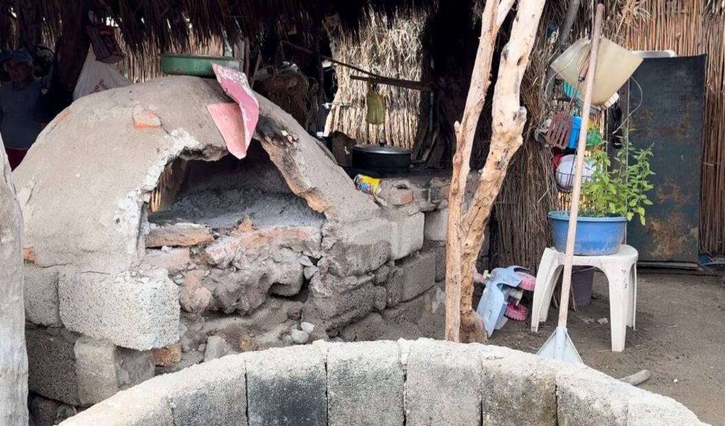 Los hornos en donde María y Elena elaboran pan y asan pescados, destruidos por el agua. (Foto: Alberto López Morales/ EL UNIVERSAL)
