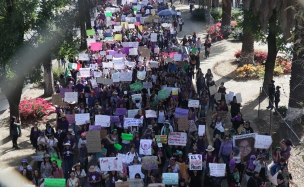 Mujeres marchan por el 8M en los estados
