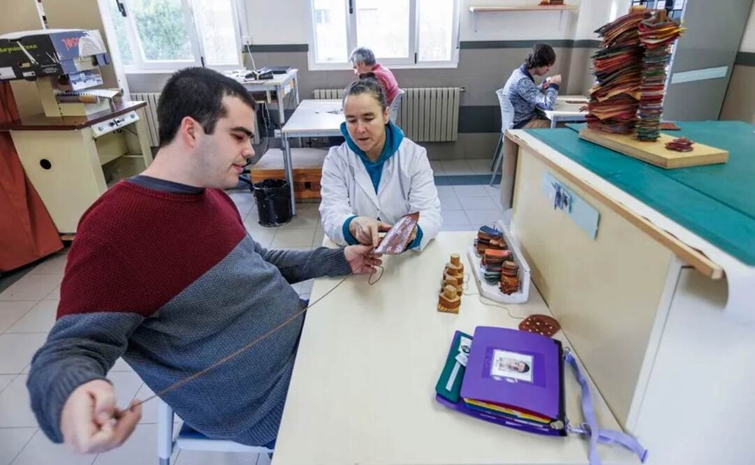 Usuarios de la asociación Autismo Burgos participan en un taller ocupacional. Foto: EFE