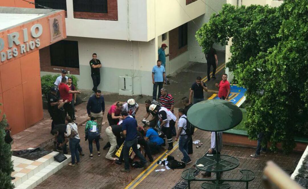 El policía fue atacado por dos hombres armados que lo esperaban en la sección de comidas, a un costado de la Facultad de Derecho, donde los peritos recolectaron cascajos percutidos.FOTOS:  Línea Directa