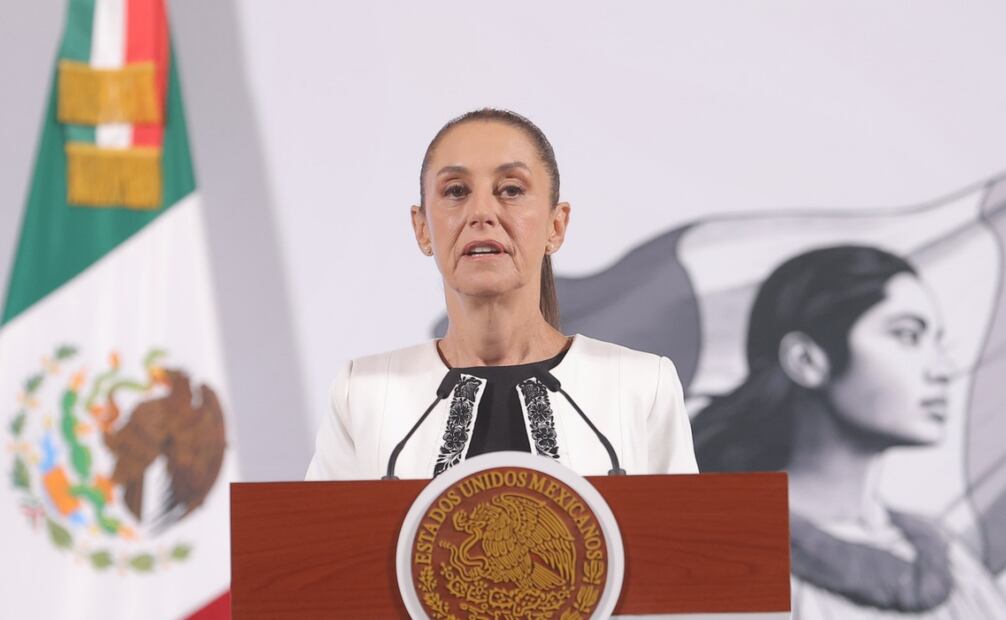 Tras retirar ayer su iniciativa de reforma a la Ley del ISSSTE, la presidenta Claudia Sheinbaum informó que será mediante decretos presidenciales que se garantiza que no aumenten las deudas por los créditos de vivienda en el Fovissste y se congele  la edad de jubilación de 58 años para hombres y 56 años para mujeres. Foto: Gabriel Pano / EL UNIVERSAL