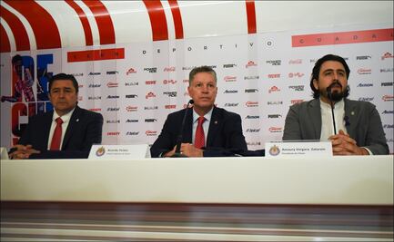 Chivas presenta a Peláez; ratifican a Tena como DT