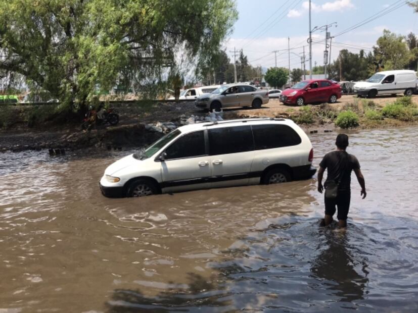 Inundación por lluvias provoca caos vial en Avenida Central a la altura de Río de los Remedios 