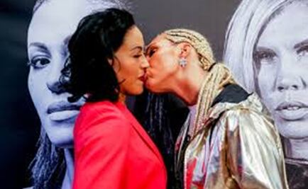 Boxeadoras se besan en presentación de combate