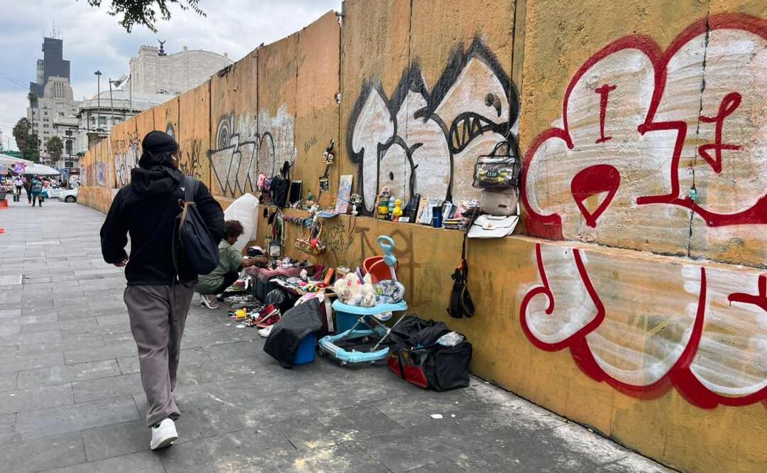 Ambulantes se expanden sobre Eje Central Lázaro Cárdenas, en las afueras del Teatro Hidalgo. Foto: Rafael García/ EL UNIVERSAL