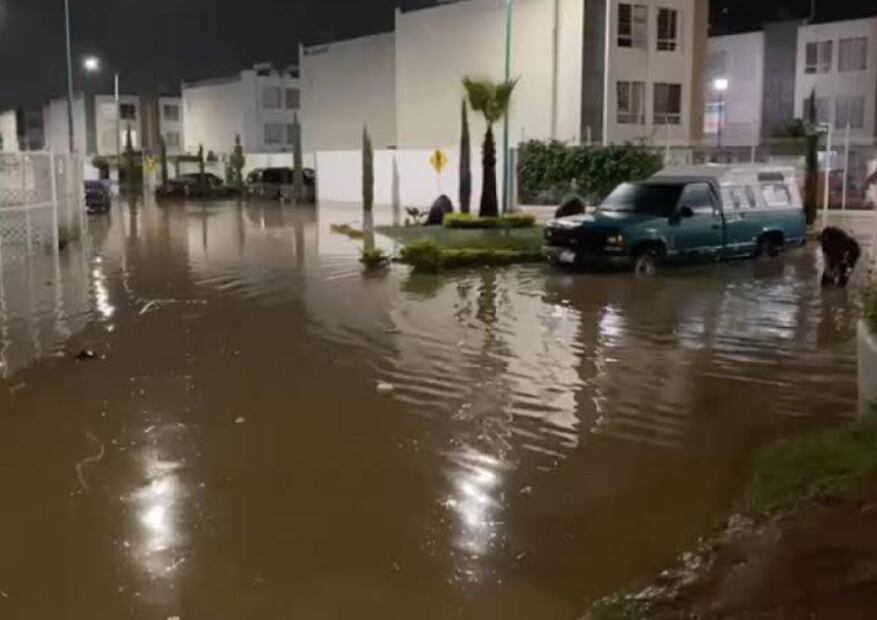 Las inundaciones se dan por la intensa lluvia de la tarde Foto: Especial