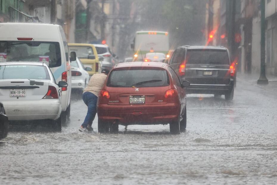 La intensa lluvia ocasionó inundaciones en varias partes de Toluca y Metepec. (Foto: Eduardo Alarcón/ EL UNIVERSAL)
