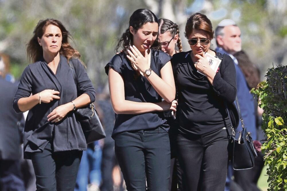 Dolientes durante el funeral de Alyssa Alhadeff, de 14 años, realizado ayer en la capilla Estrella de David. Alyssa murió en el tiroteo del miércoles en Parkland, Florida. (AFP)