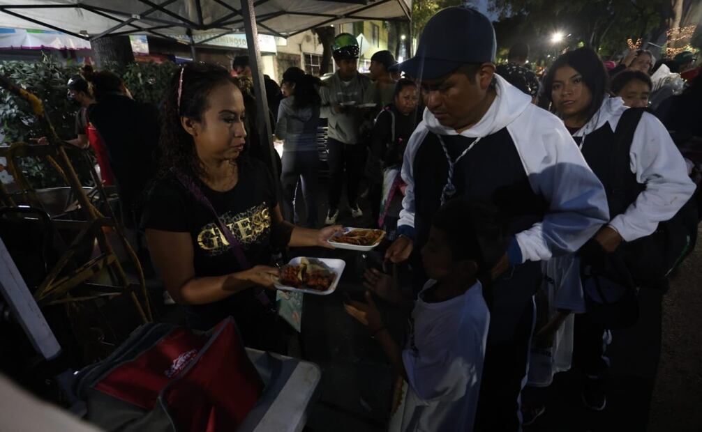 Familias ofrecen comida y agua a peregrinos; convierten sus promesas y agradecimientos en ayuda comunitaria.
Foto: Luis Camacho.