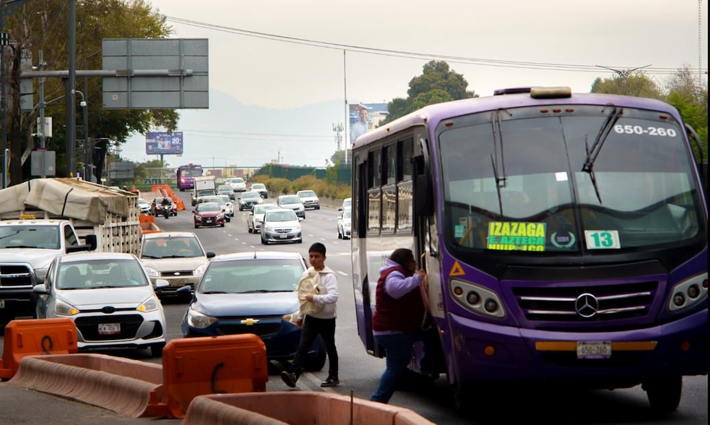 Calzada de Tlalpan presenta complicaciones viales por la reducción de carriles de circulación debido a las obras de la ciclovía Gran Tenochtitlan y la calzada flotante, el lunes 10 de noviembre de 2025. Fotos: Osmar Alvarado /EL UNIVERSAL