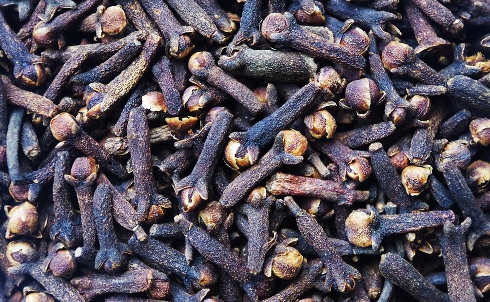 Infusión de romero y clavo. Foto: Ajale / Pixabay