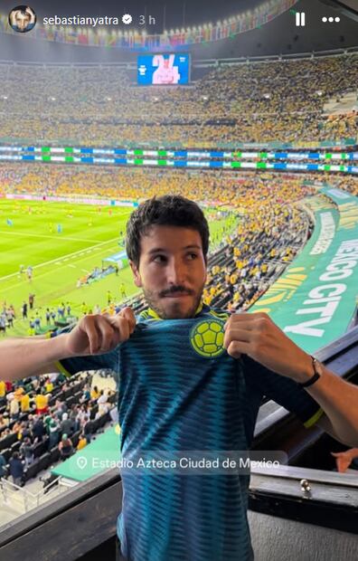 El cantante se unió a los aficionados para apoyar a su selección desde el estadio. Foto: Instagram.