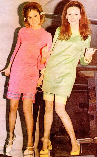 Dos jóvenes a go-gó enseñan los pasos propios del baile de la época arriba de un escritorio del diario “La Prensa” en 1967. Foto: Colección Villasana