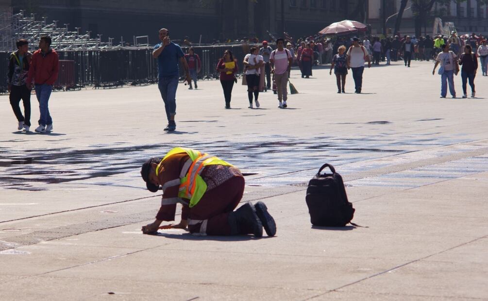 Zócalo CDMX amanece vandalizado tras marcha de la Generación Z; 50 trabajadores limpian pintas. Foto: Osmar Alvarado