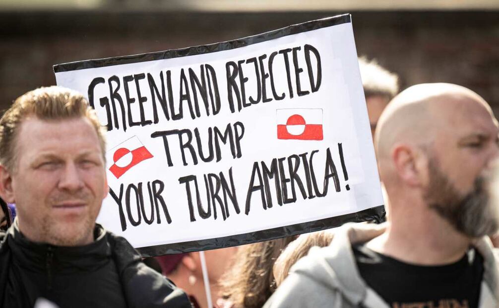 Personas se congregan para una protesta frente a la embajada de Estados Unidos en Copenhague, Dinamarca. (29/03/25) Foto: EFE