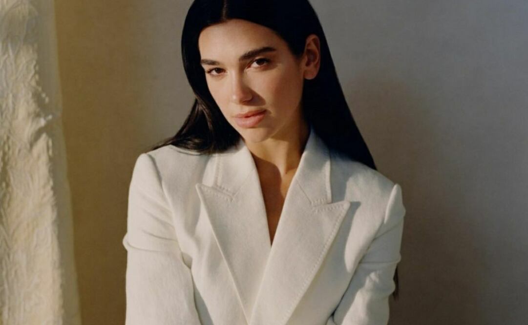 Dua Lipa nos muestra cómo lucir la tendencia de resaltar la ropa interior. Foto: Instagram @dualipa