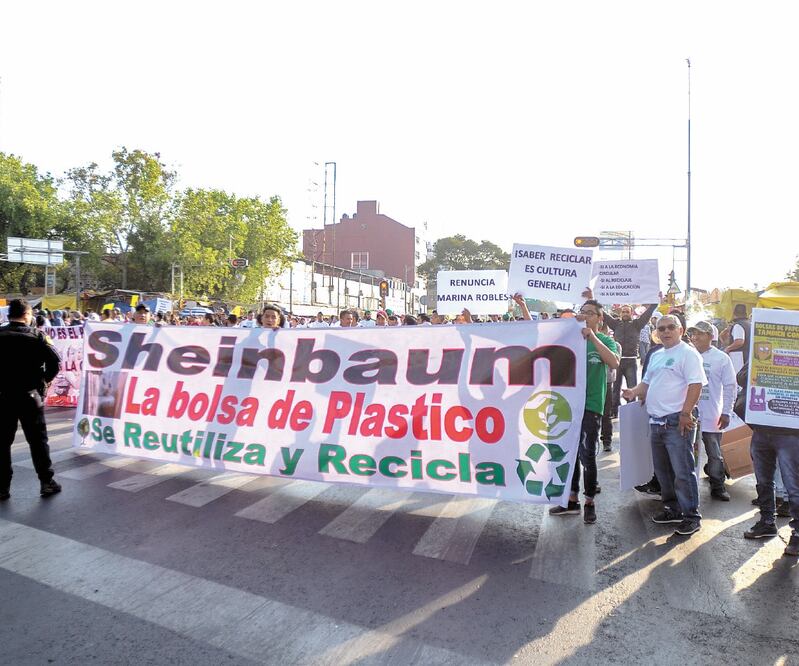 Alrededor de mil 400 fabricantes y comerciantes del sector plastiquero se manifestaron ayer frente a la Secretaría del Medio Ambiente. ARMANDO MONROY. CUARTOSCURO