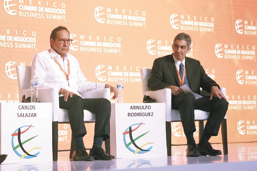 Carlos Salazar Lomelín, presidente del CCE (izq.), al participar en México Cumbre de Negocios. Foto: ESPECIAL