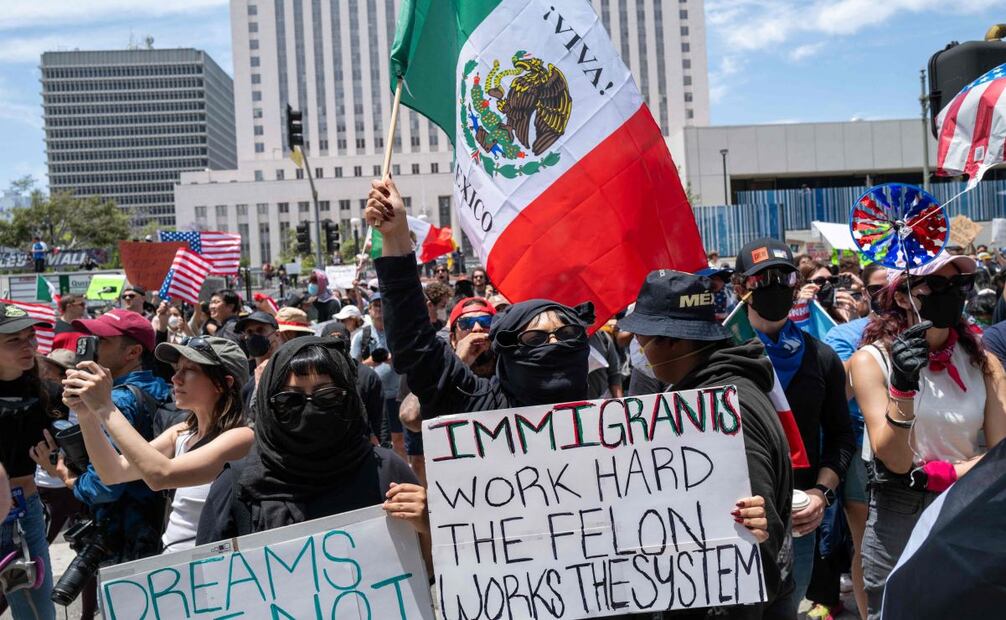 Dispersan a manifestantes del "No Kings" en Los Ángeles con granadas aturdidoras. Foto: Spencer Platt/AFP