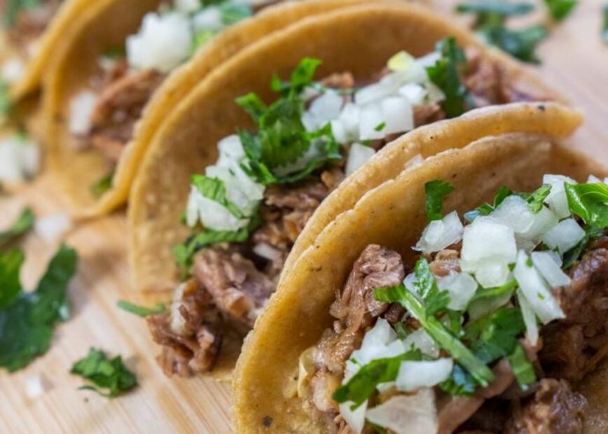 La barbacoa es uno de los platillos más representativos de la gastronomía mexicana. Fuente: Freepik.