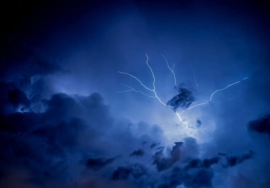 Evita que le caiga un rayo a tu auto durante una tormenta eléctrica