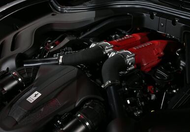 3 autos que usan motor Ferrari y son de otras marcas