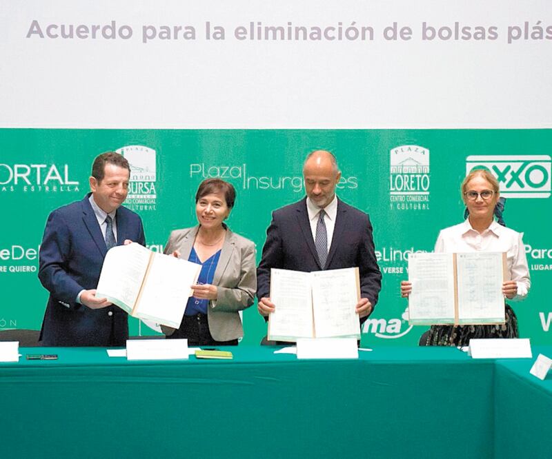 Por medio de un convenio, representantes de tiendas de autoservicio y plazas comerciales de la capital del país en enero del siguiente año realizarán la entrega gratuita de bolsas de tela u otros materiales sustentables. ESPECIAL