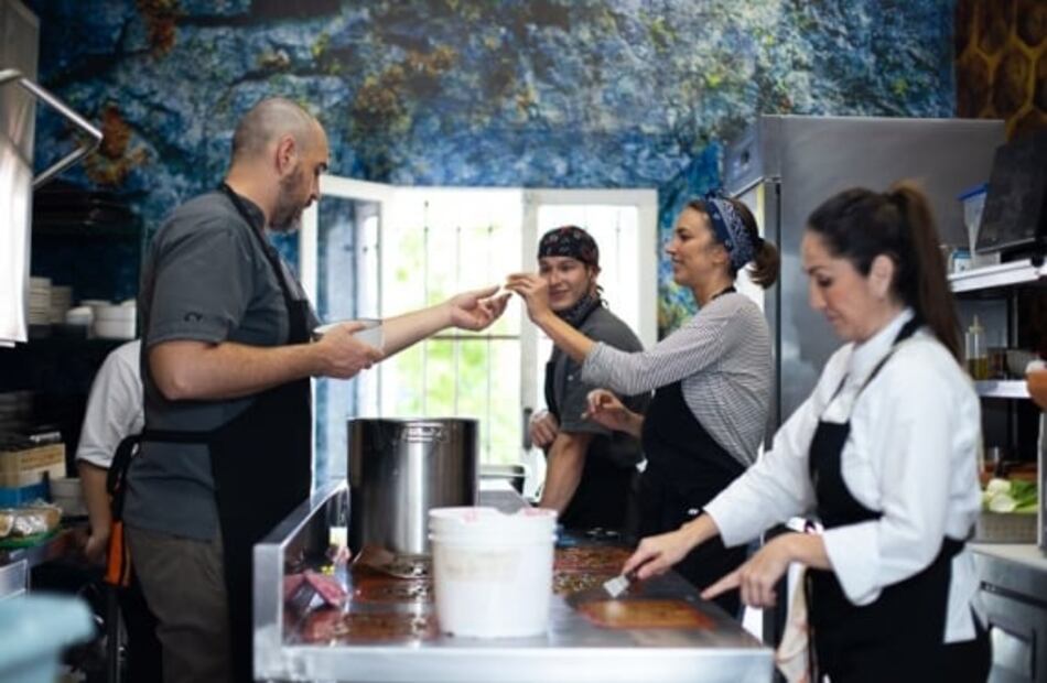 Mujeres latinas cocinan a diez manos en Costa Rica