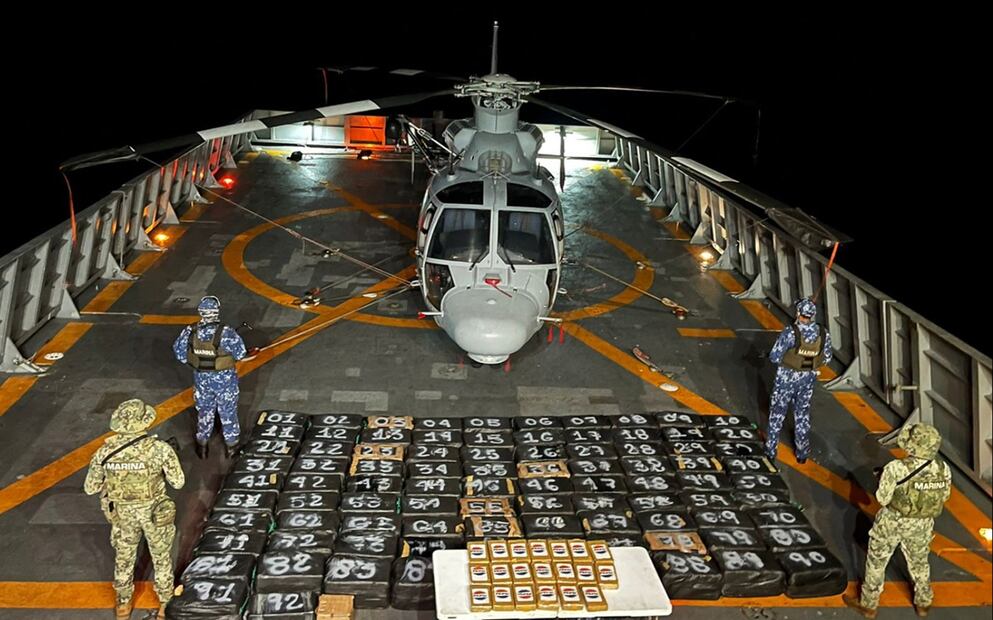 La Secretaría de Marina informó que, durante una operación en días pasados, personal naval logró el decomiso de aproximadamente 8 mil 361 kilogramos de carga ilícita y 8 mil 700 litros de combustible. Foto: AFP