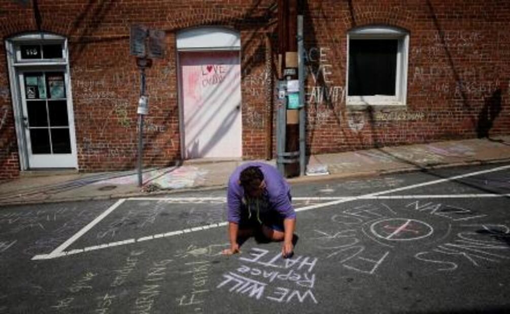 Cientos marchan en Charlottesville contra el racismo en EU
