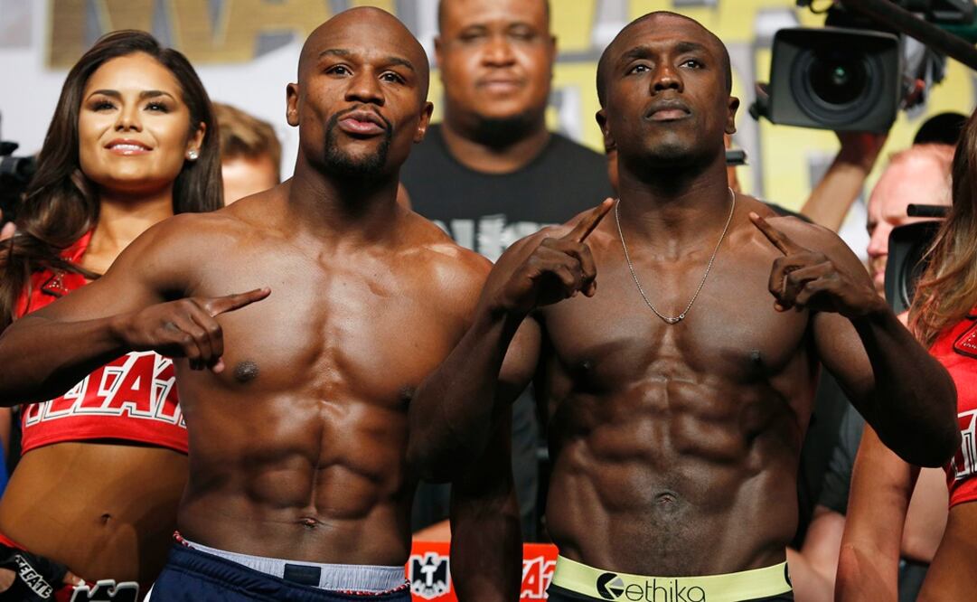 Mayweather y Berto durante la ceremonia de pesajes. AP