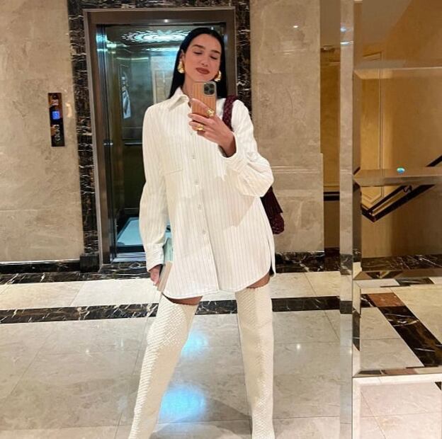 Dua Lipa usa una camisa como vestido y luce increíble