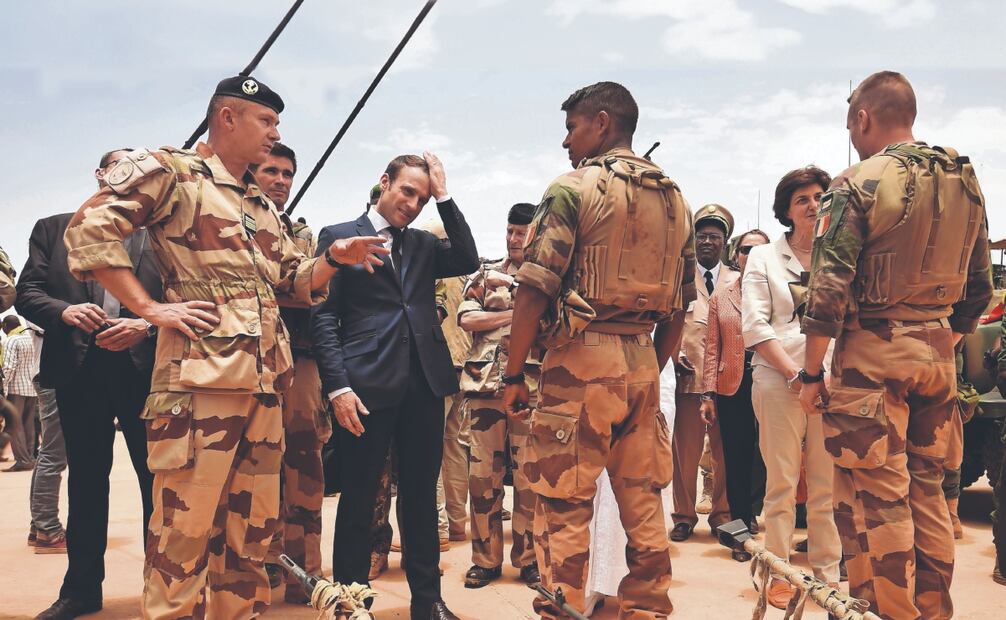 El presidente francés Emmanuel Macron visita a los soldados de la Operación Barkhane, el despliegue militar más grande de su país en el extranjero, en Gao, norte de Malí, en 2017. Archivo Ap