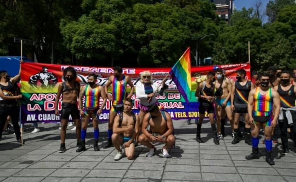 Crónica. Marchan por el orgullo con alegría, reclamos por injusticias... y también con cubrebocas